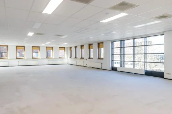 Lichte, lege kantoorruimte in Veldzigt met grote ramen en systeemplafond.