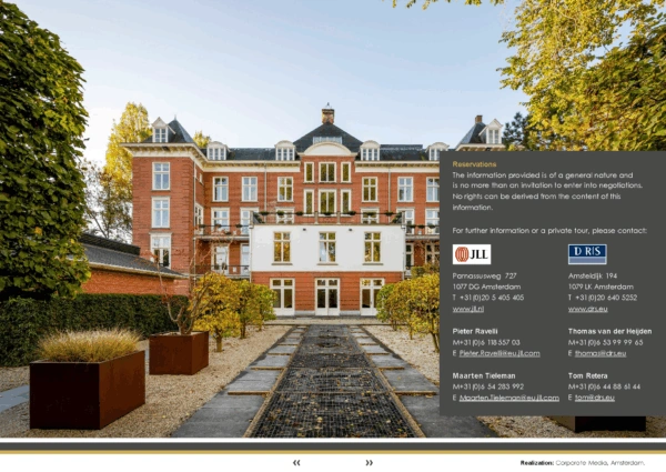 Roodbakstenen kantoorpand aan het Museumplein in Amsterdam, omgeven door een verzorgde tuin met herfstkleurige bomen.