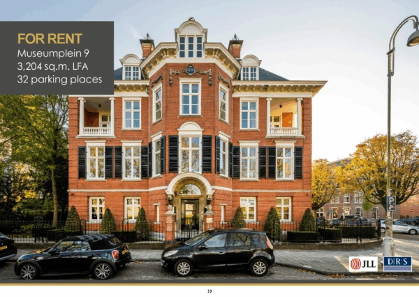 Statig kantoorpand aan het Museumplein 9 in Amsterdam, te huur met 3.204 m² vloeroppervlak en 32 parkeerplaatsen.