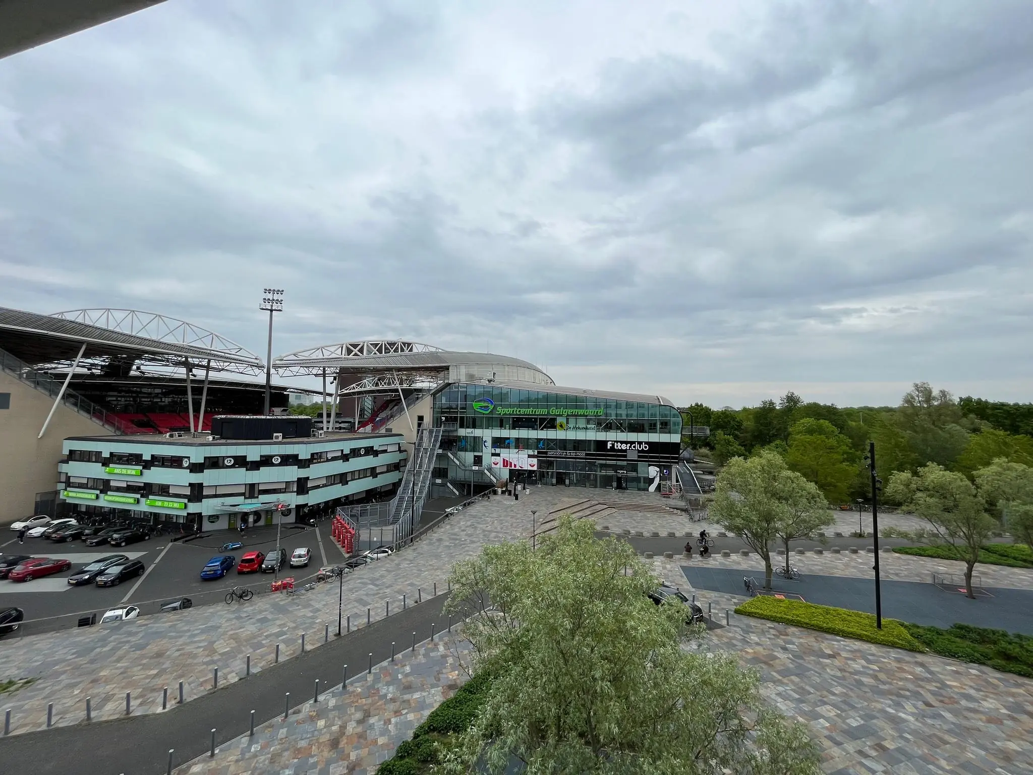 Overzicht van het Herculesplein met het stadion Galgenwaard en omliggende gebouwen in Utrecht.