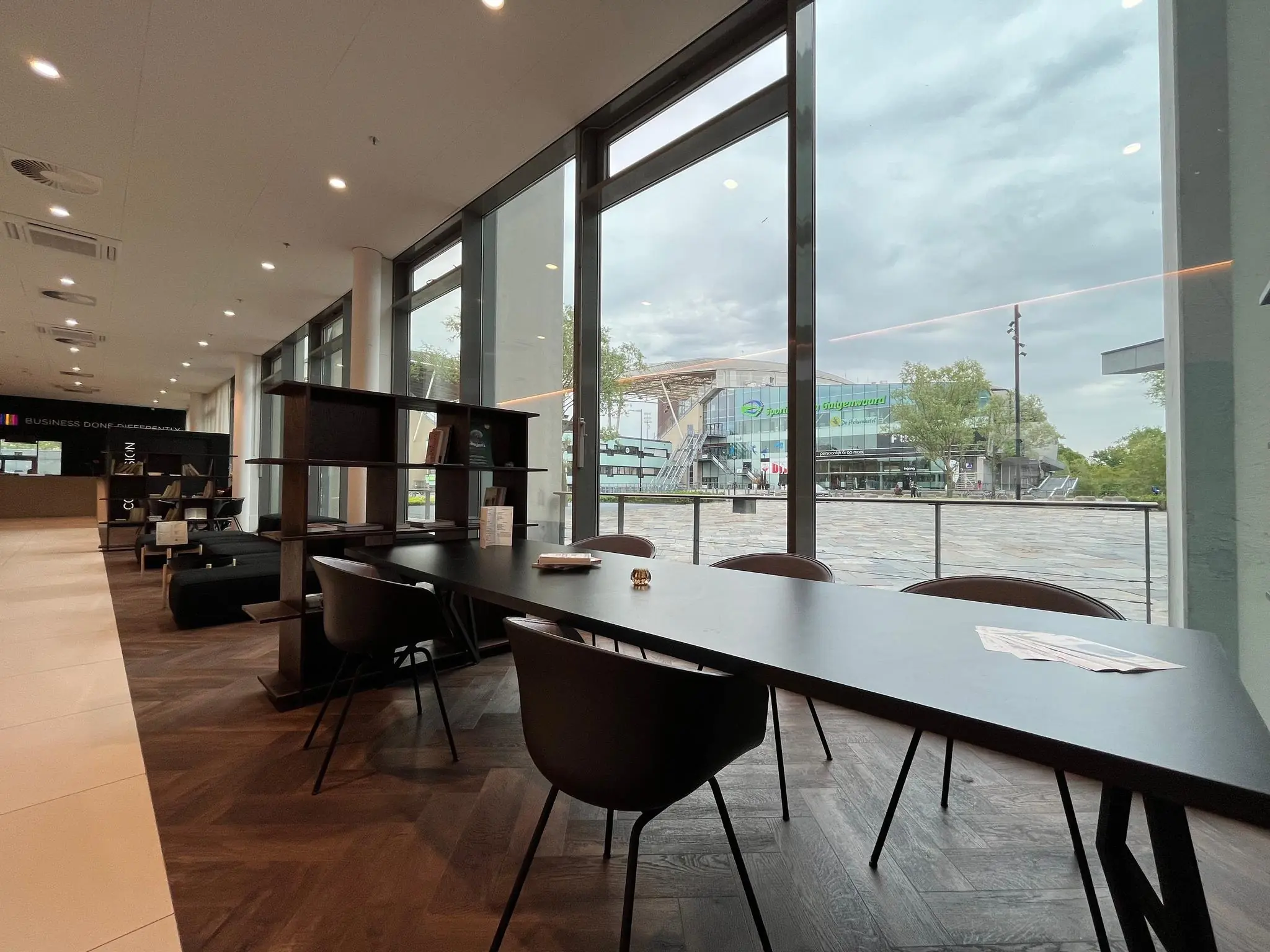 Moderne lounge- en werkruimte aan het Herculesplein met uitzicht op stadion Galgenwaard in Utrecht.