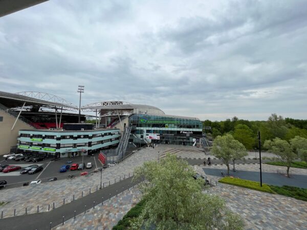 Buitenaanzicht van Stadion Galgenwaard met het Herculesplein en omliggend groen.
