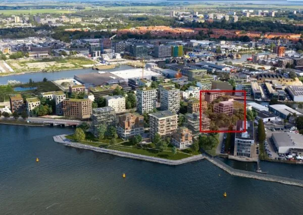 Luchtfoto van nieuwbouwproject aan de Grasweg in Amsterdam-Noord, gelegen aan het water.