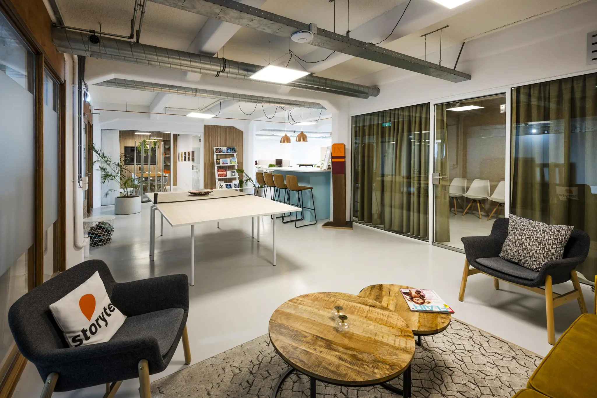 Modern ingerichte kantoorruimte aan de Van Diemenstraat met zithoek, bar en vergaderruimtes.