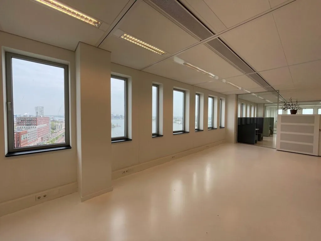 Licht en modern kantoorruimte met uitzicht op het IJ in Amsterdam vanaf het IJdok-gebouw.