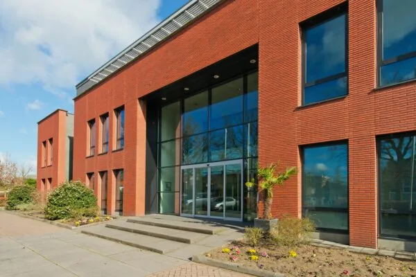 Modern kantoorgebouw aan de Groenekanseweg met een gevel van rood baksteen en grote glazen entree.