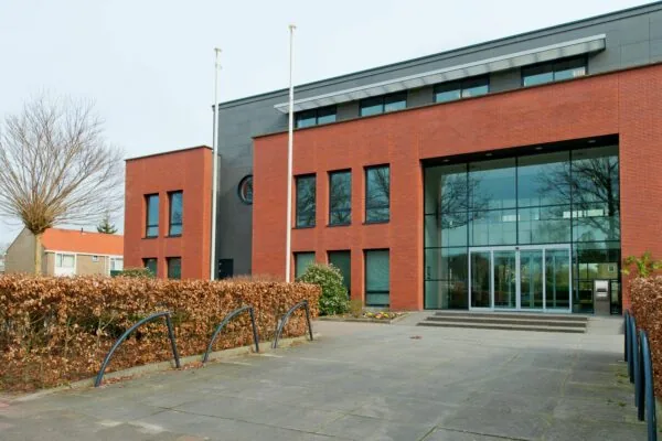 Modern kantoorgebouw aan de Groenekanseweg met rode bakstenen gevel en glazen entree.