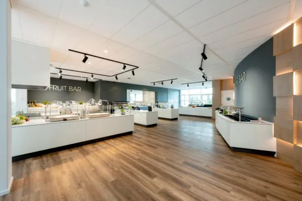 Moderne en ruim opgezette bedrijfskantine aan de Capellalaan met aparte fruit- en saladbars.