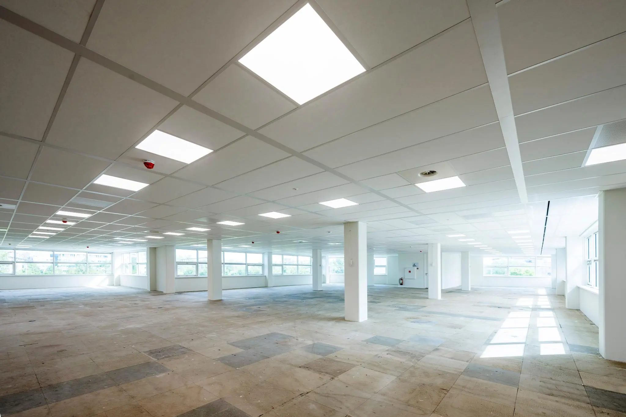 Leegstaand kantoorruimte op de Capellalaan met systeemplafond en grote ramen.