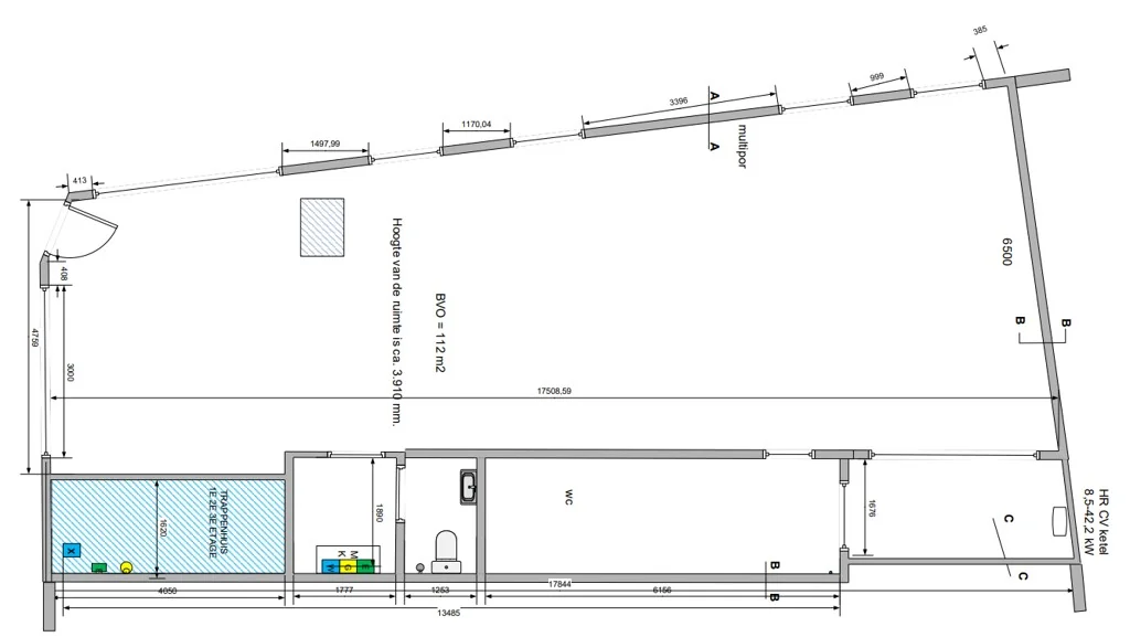 Plattegrond van een ruimte aan de Nassaukade met aanduiding van maten, functies zoals trapruimte en WC, en technische installaties.