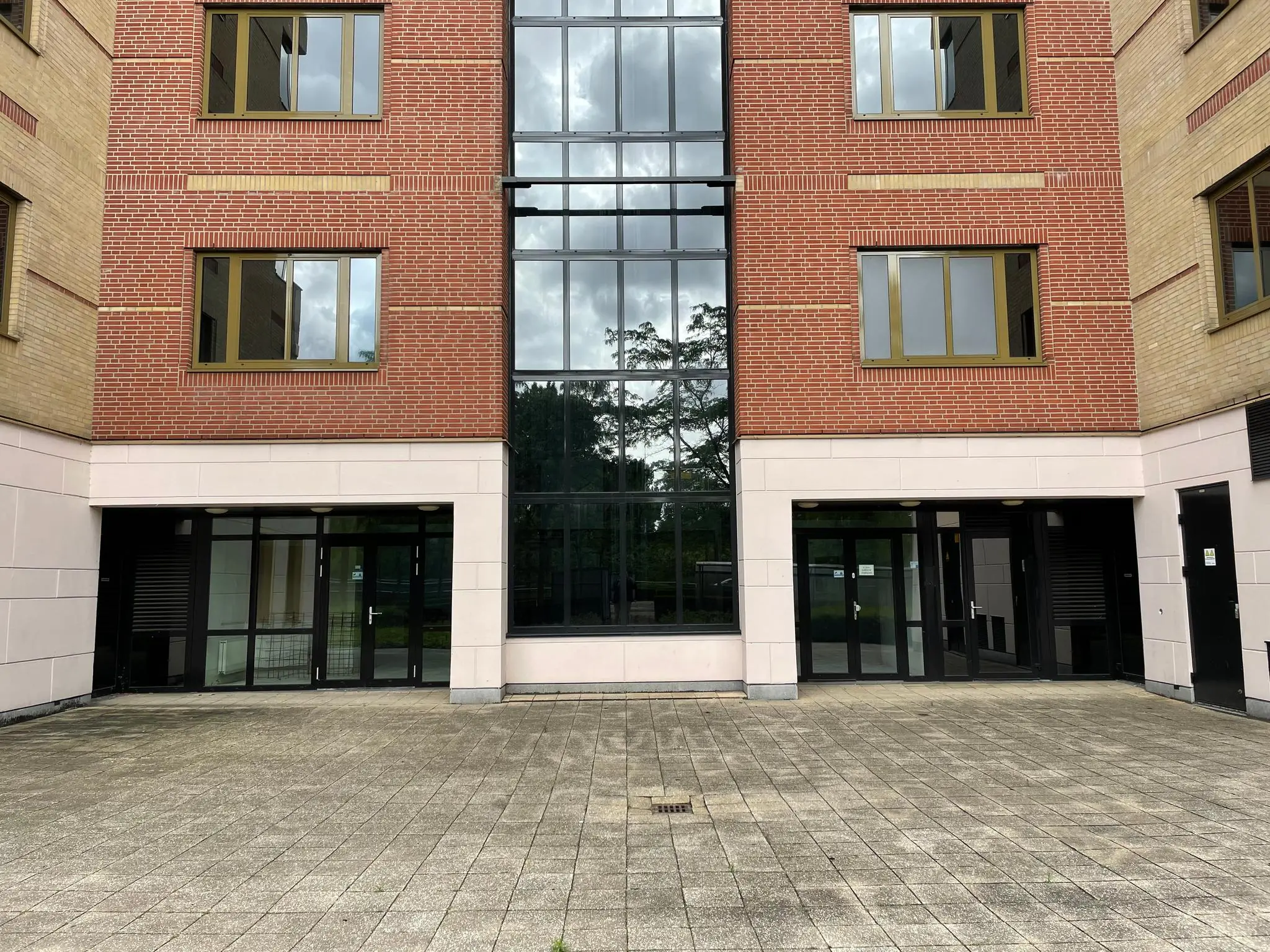 Voorgevel van een modern kantoorgebouw aan de Lichtenauerlaan met glazen entree en rode bakstenen gevel.