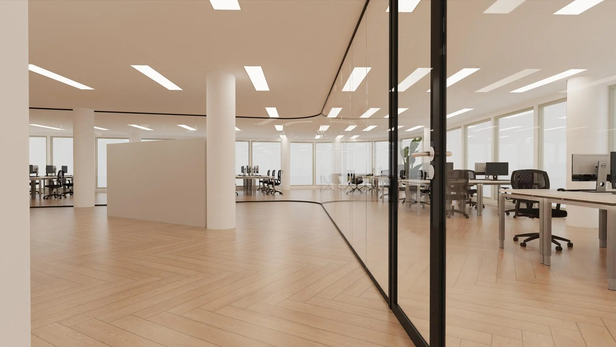 Modern kantoorinterieur aan de Europalaan met glazen scheidingswanden, houten visgraatvloer en werkplekken met bureaus en bureaustoelen.