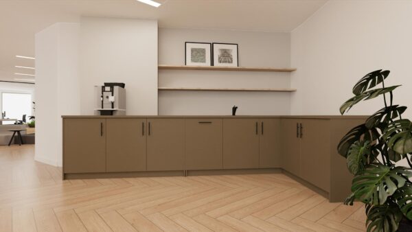 Moderne kantoorhoek met koffieautomaat, lage keukenkasten, wandplanken en een groene kamerplant.