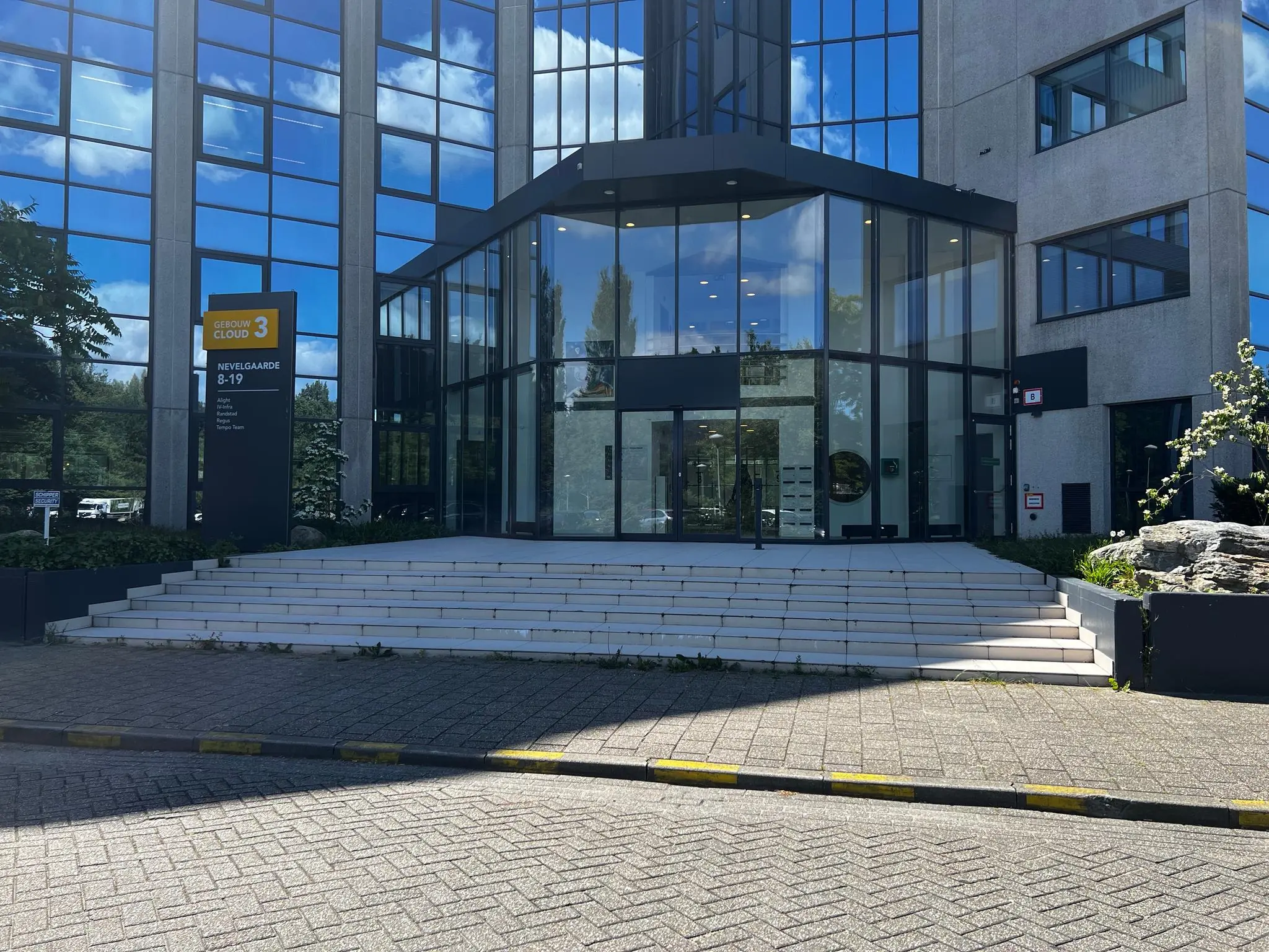Vooraanzicht van de hoofdingang van kantoorgebouw Cloud 3 aan de Nevelgaarde 8-19.