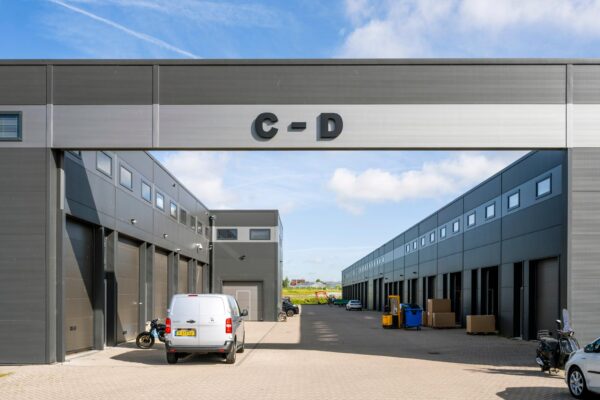 Moderne bedrijfsunits aan de Aalsmeerderweg met parkeergelegenheid en duidelijke sectieaanduiding C-D.