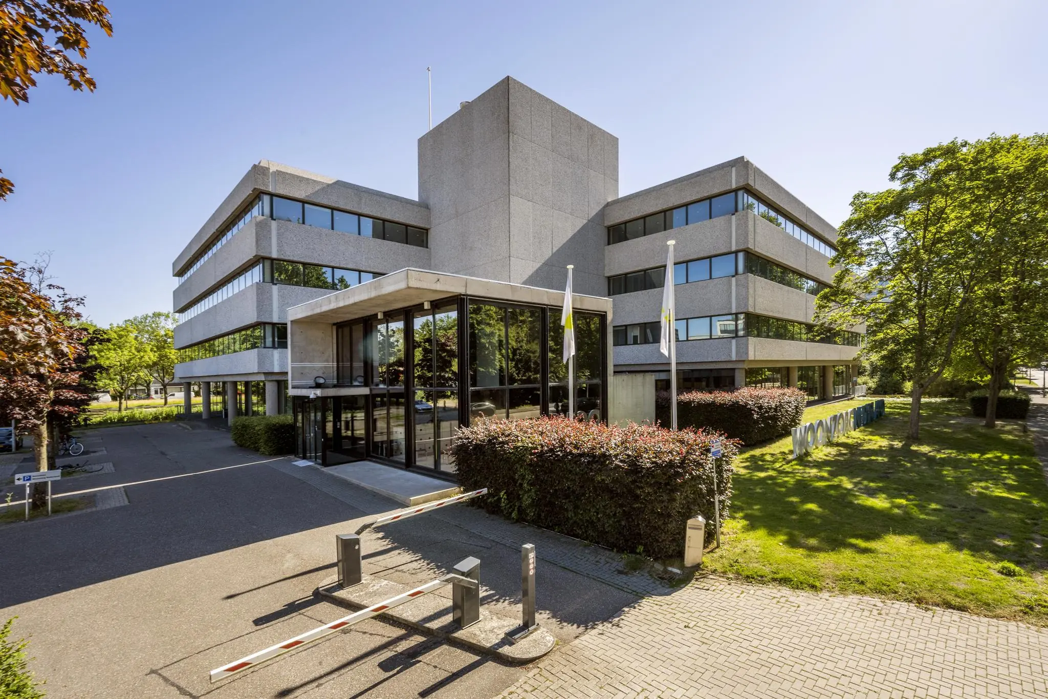 Modern kantoorgebouw aan de Prof. E.M. Meijerslaan met glazen entree en omliggend groen.