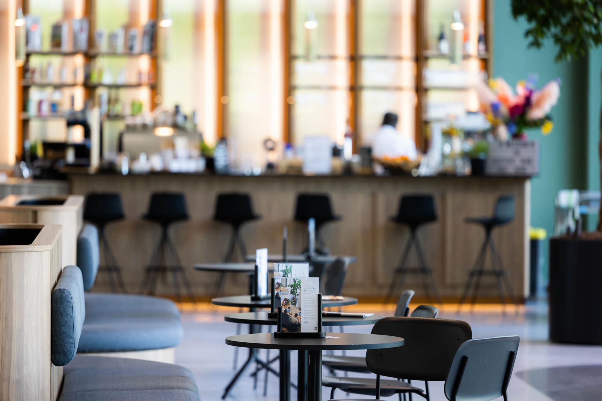 Moderne koffiebar aan de Papendorpseweg met zitplaatsen en een sfeervol ingericht interieur.