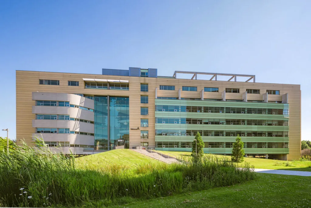 Modern kantoorgebouw aan de Papendorpseweg met grote glaspartijen en omliggend groen.