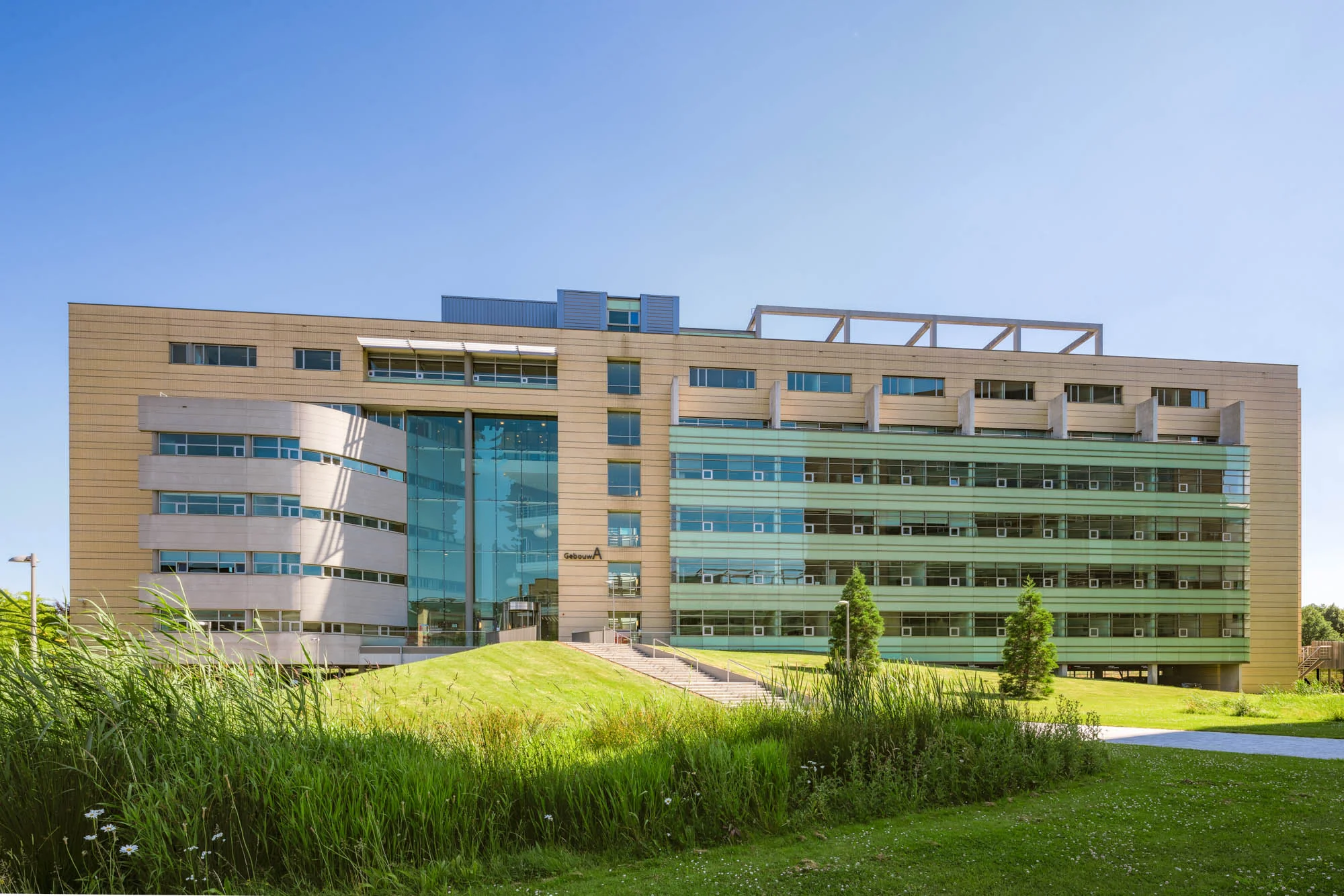 Modern kantoorgebouw aan de Papendorpseweg met grote glaspartijen en omliggend groen.