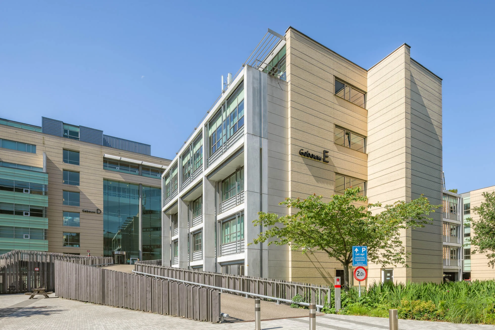 Modern kantoorgebouw aan de Papendorpseweg met gebouwen D en E onder een heldere blauwe lucht.