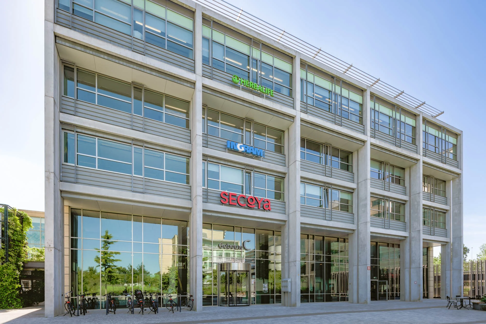 Modern kantoorgebouw aan de Papendorpseweg met bedrijfsnamen zoals Herbalife, Ingram en Secoya op de gevel.