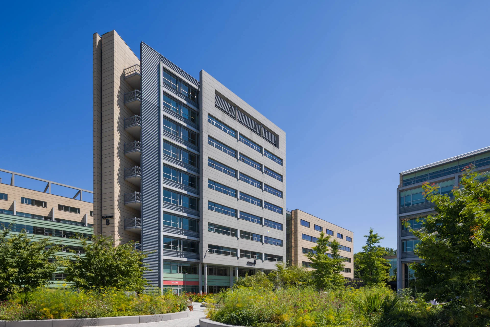 Modern kantoorgebouw aan de Papendorpseweg, omgeven door groen en onder een heldere blauwe lucht.