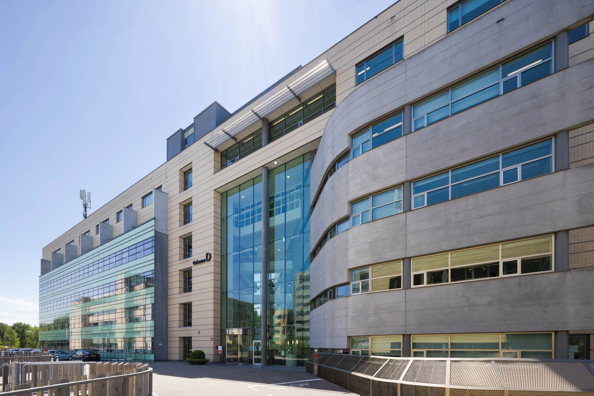 Modern kantoorpand aan de Papendorpseweg met glazen entree en gebogen gevel.