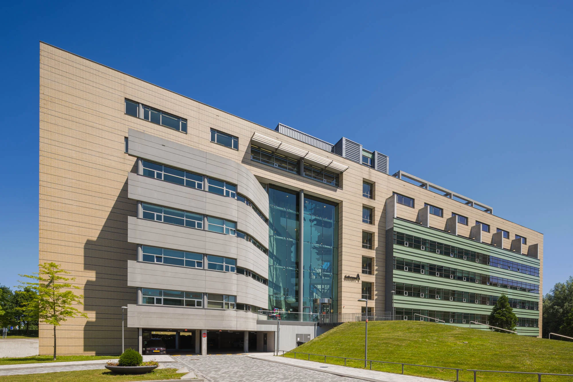 Modern kantoorgebouw aan de Papendorpseweg met een opvallende glazen gevel en omliggend groen.