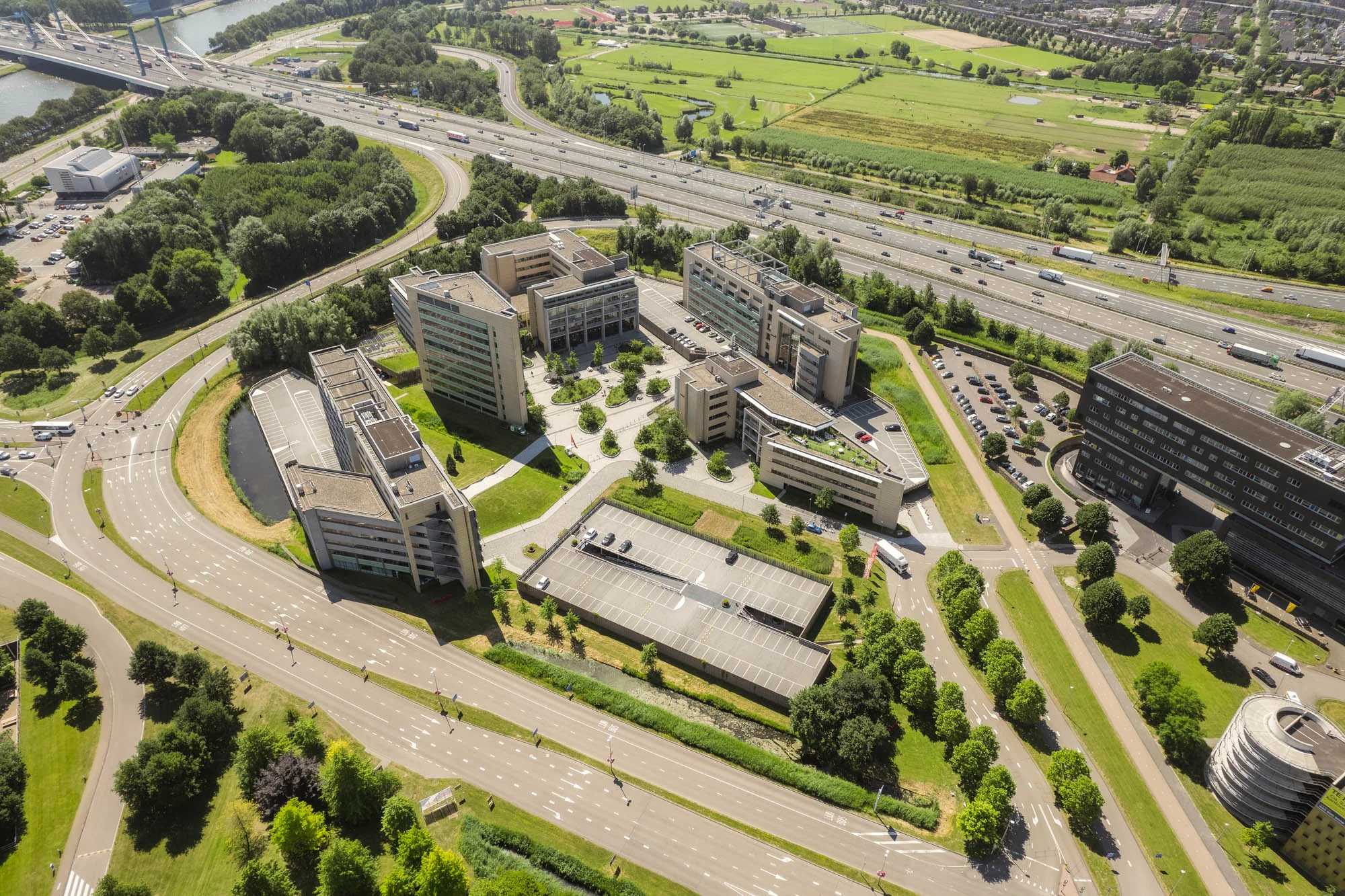 Luchtfoto van het kantorencomplex aan de Papendorpseweg in Utrecht, gelegen langs de snelweg A2.