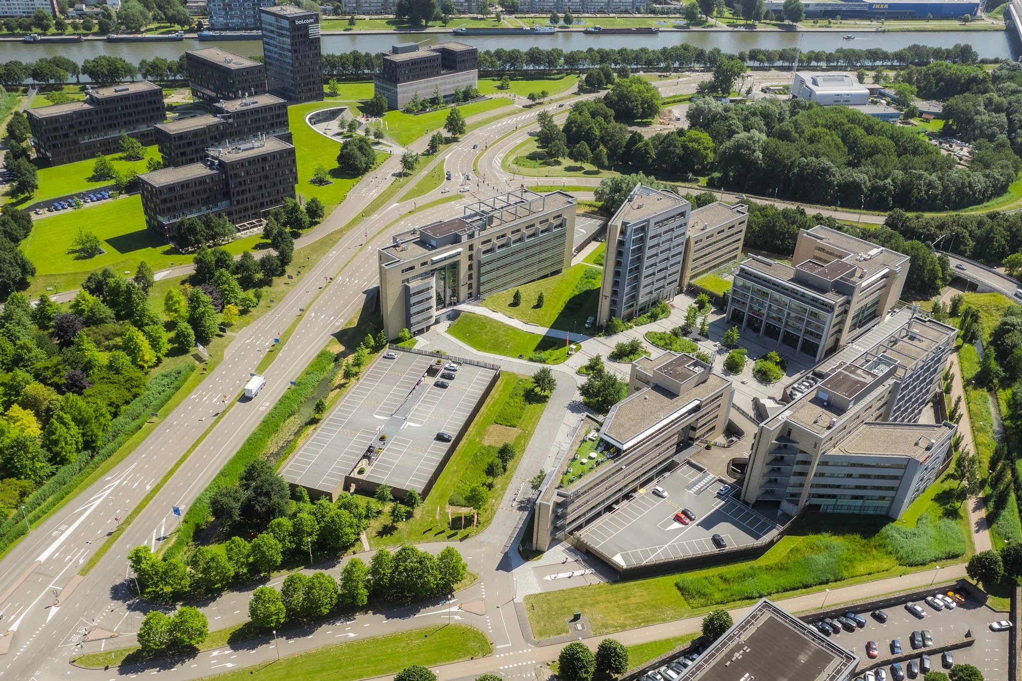 Luchtfoto van het kantorenpark aan de Papendorpseweg in Utrecht met moderne kantoorgebouwen en groene omgeving.