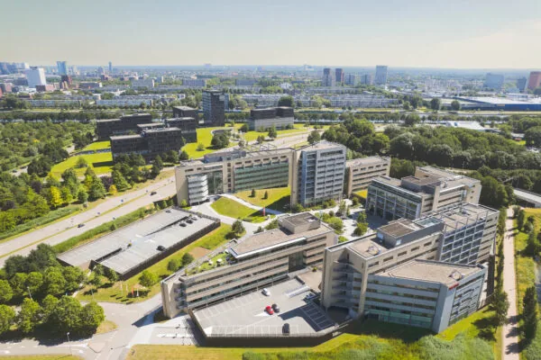 Luchtfoto van kantorencomplex aan de Papendorpseweg in Utrecht met omliggende gebouwen en groenstroken.