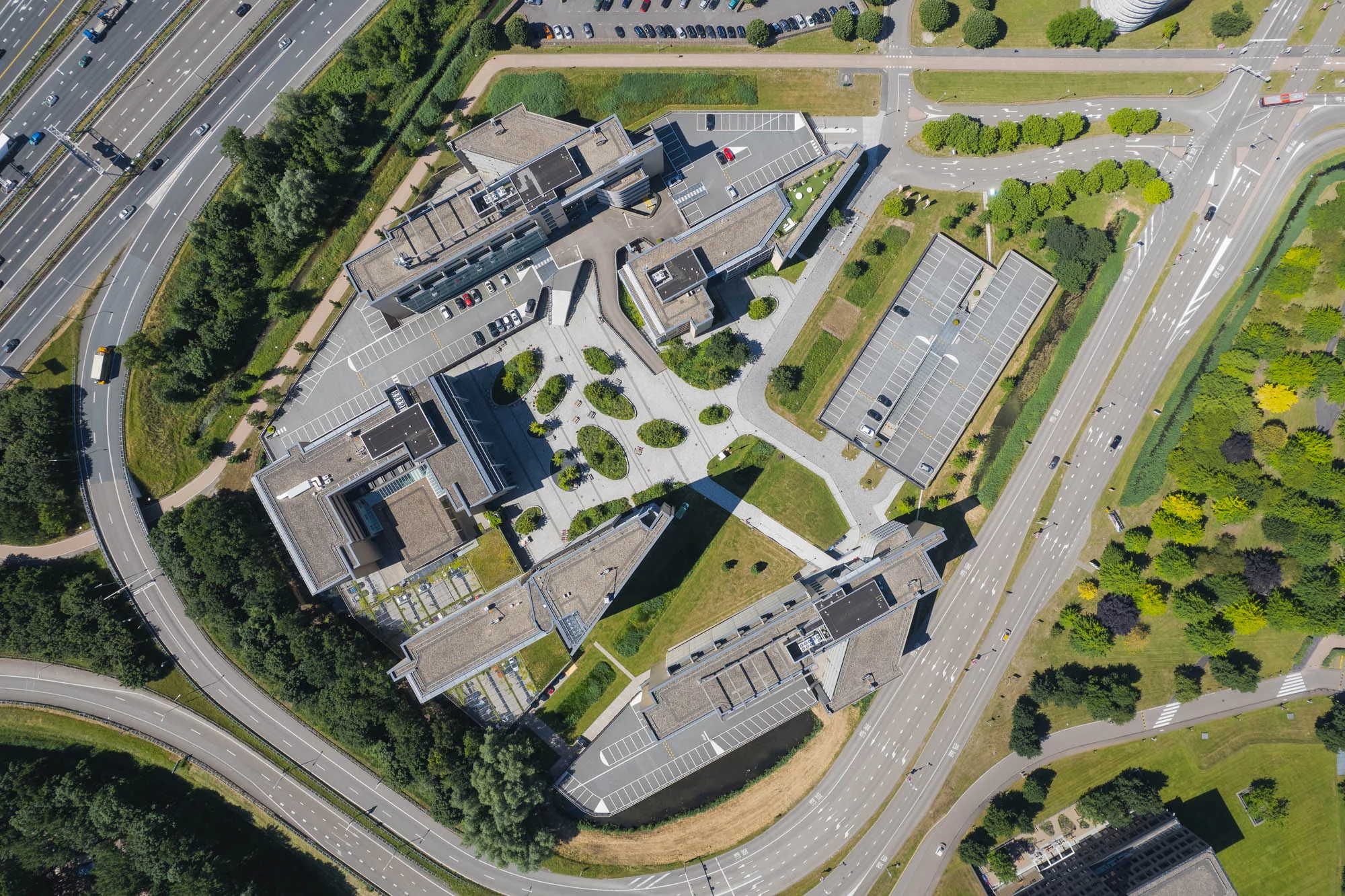 Luchtfoto van kantoorgebouwen aan de Papendorpseweg in Utrecht met omliggende wegen en parkeerterreinen.