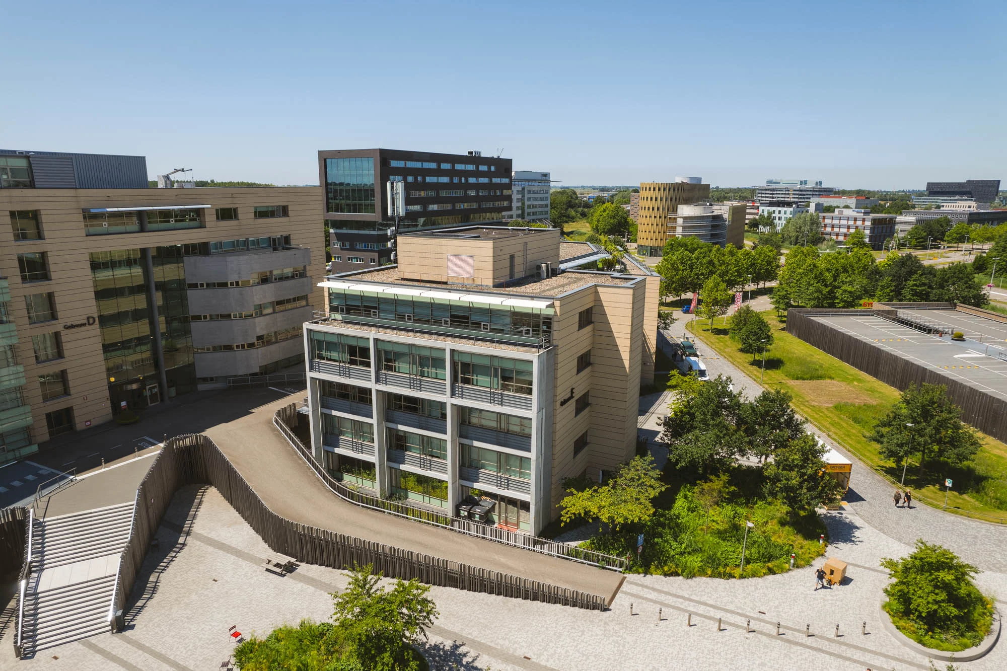 Luchtfoto van moderne kantoorgebouwen aan de Papendorpseweg in Utrecht op een zonnige dag.