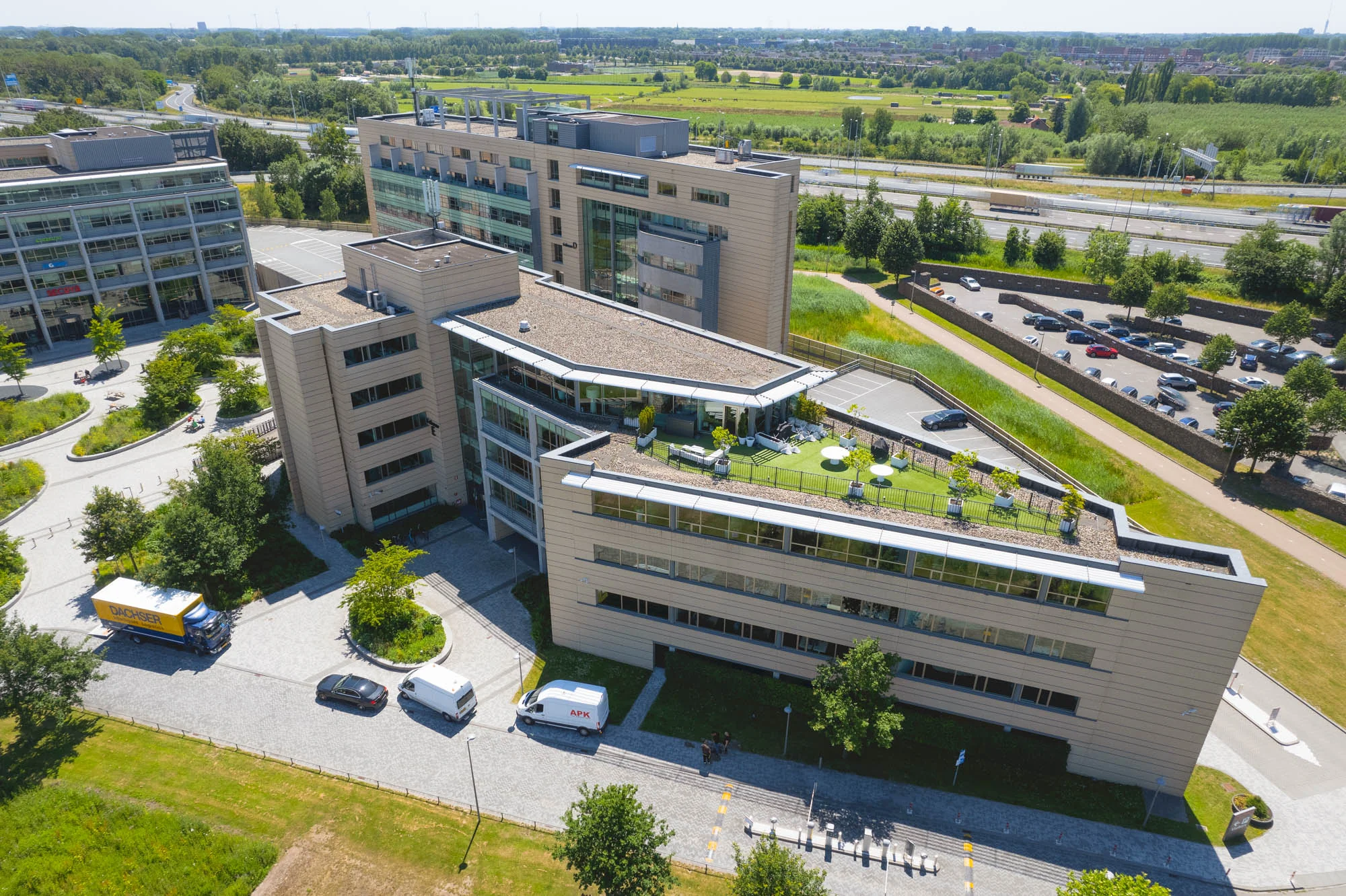 Luchtfoto van een modern kantoorgebouw aan de Papendorpseweg in Utrecht met een groen dakterras en omliggende infrastructuur.