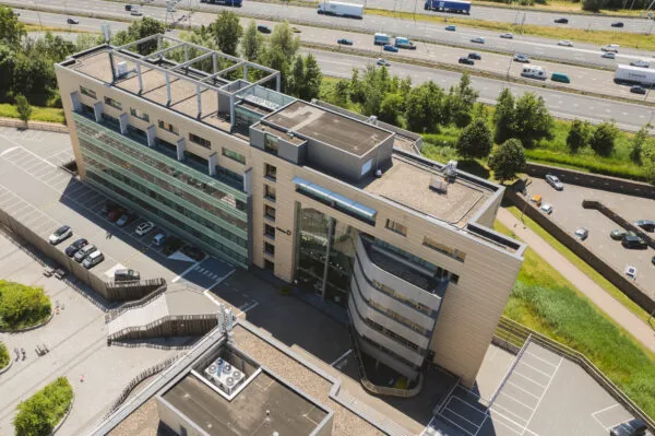 Luchtfoto van een modern kantoorgebouw aan de Papendorpseweg in Utrecht, gelegen naast de snelweg.