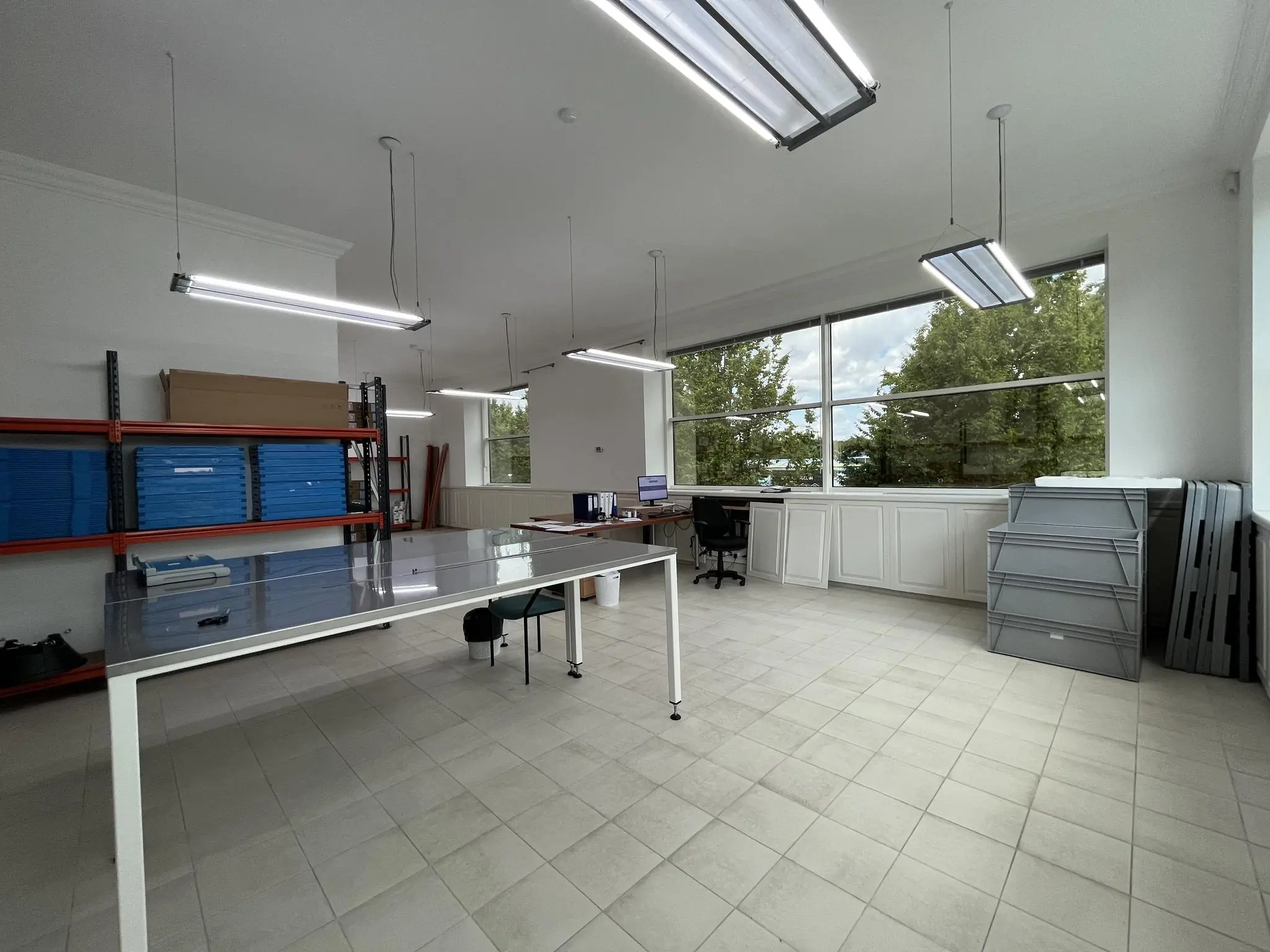 Lichte en ruime werkruimte aan de Oostergracht met grote ramen, werktafels en opbergrekken.