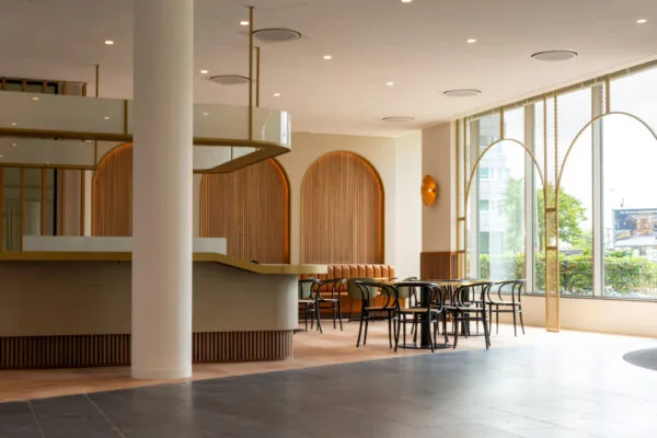 Moderne en lichte ontvangstruimte aan de Europalaan met zitgedeelte, houten wandpanelen en grote ramen.