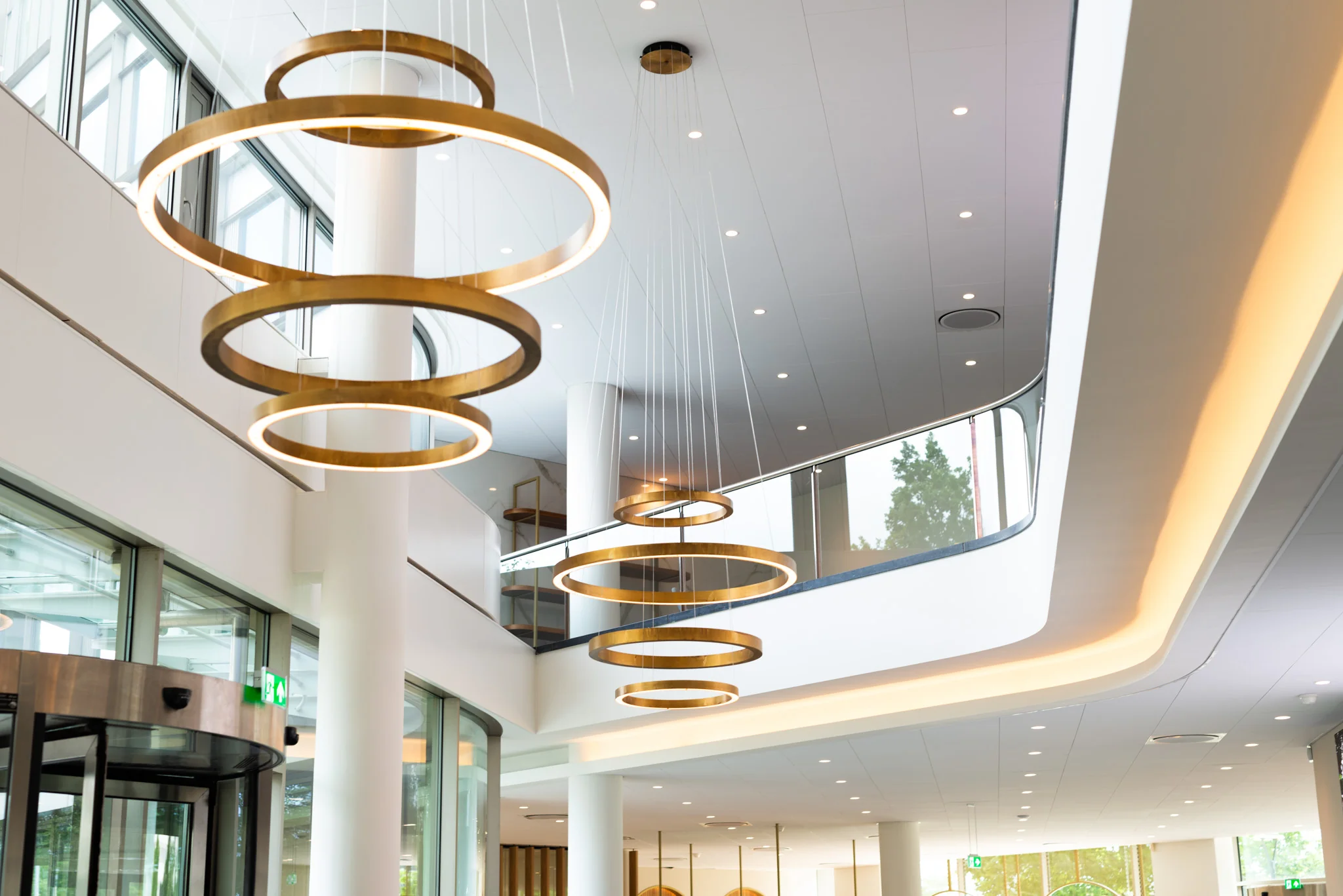 Moderne lobby met grote ronde hanglampen en veel natuurlijk licht aan de Europalaan.