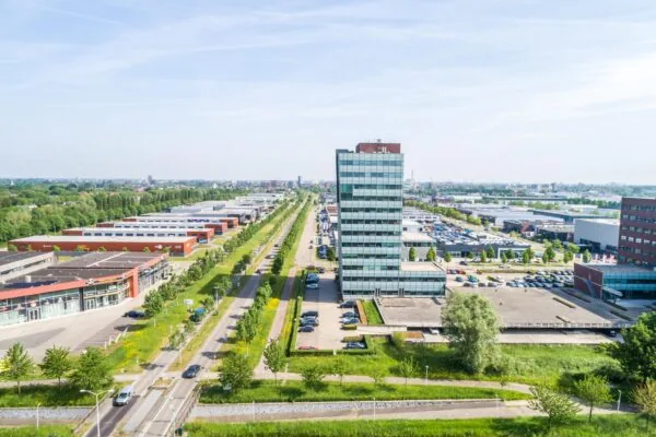 Luchtfoto van kantoren en bedrijfsgebouwen aan de straat Rijnzathe in De Meern bij Utrecht.