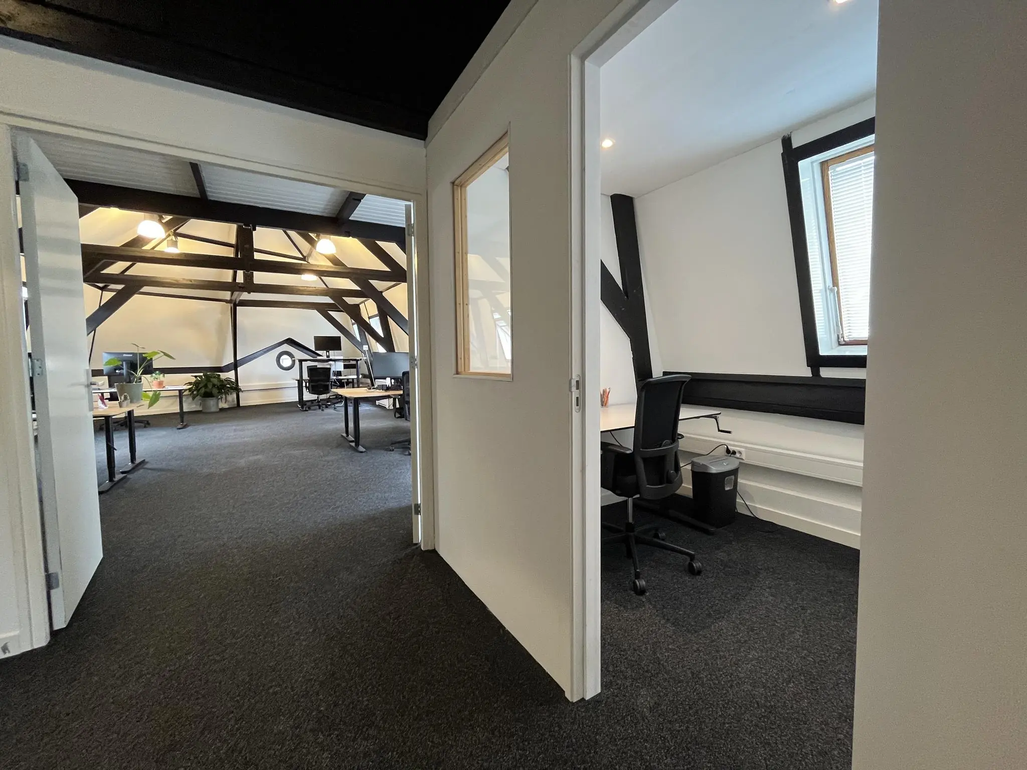 Modern kantoorinterieur op de Ganzenmarkt met zicht op een open werkruimte en een aparte kantoorruimte.