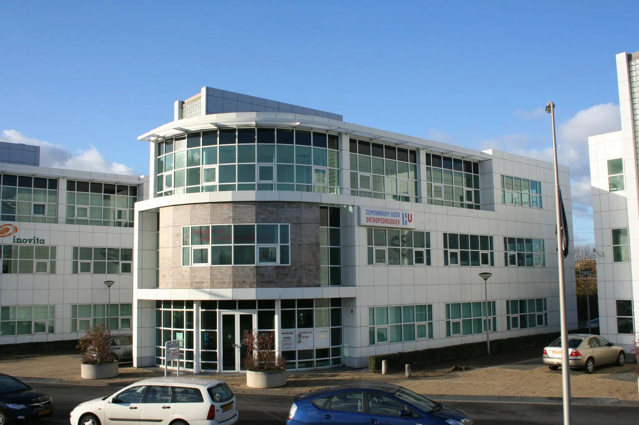 Modern kantoorgebouw aan het Rhijnspoor met het Seminarie voor Orthopedagogiek van de HU.