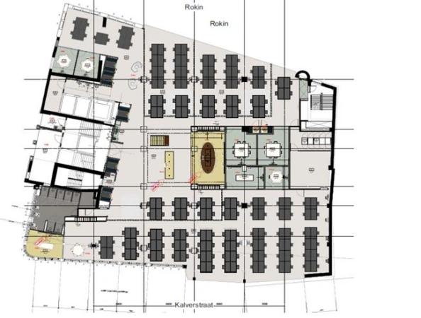Plattegrond van een kantooretage aan het Rokin met werkplekken, vergaderruimtes en centrale voorzieningen.