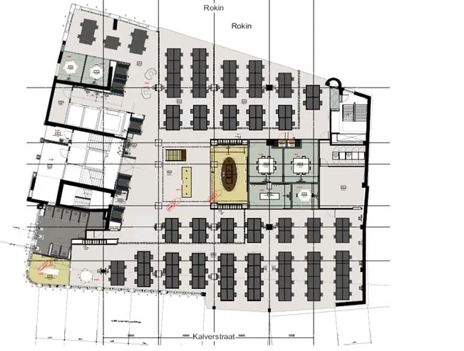 Plattegrond van een kantooretage aan het Rokin met werkplekken, vergaderruimtes en centrale voorzieningen.
