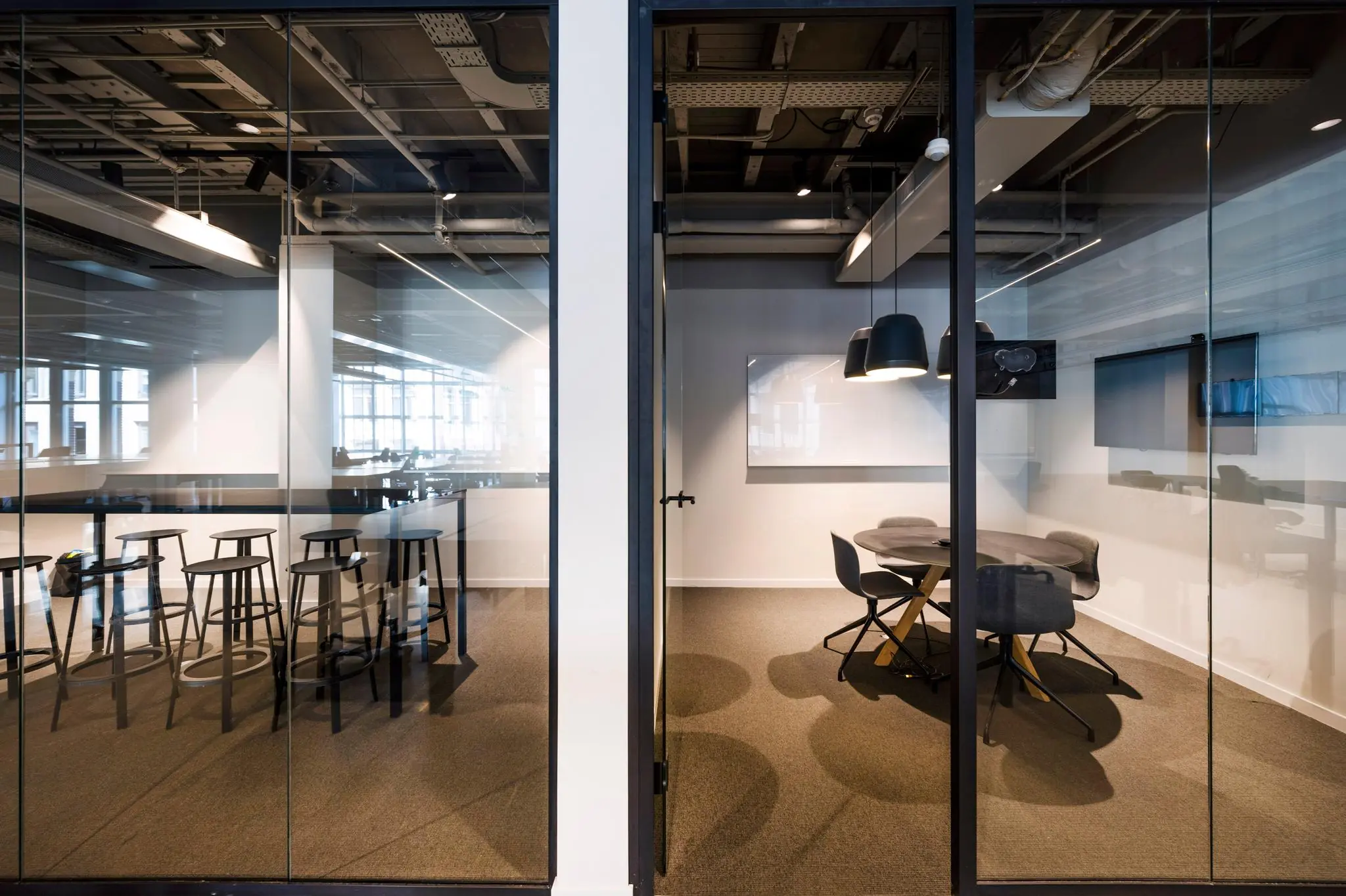 Moderne vergaderruimtes met glazen wanden in een kantoorpand aan het Rokin.