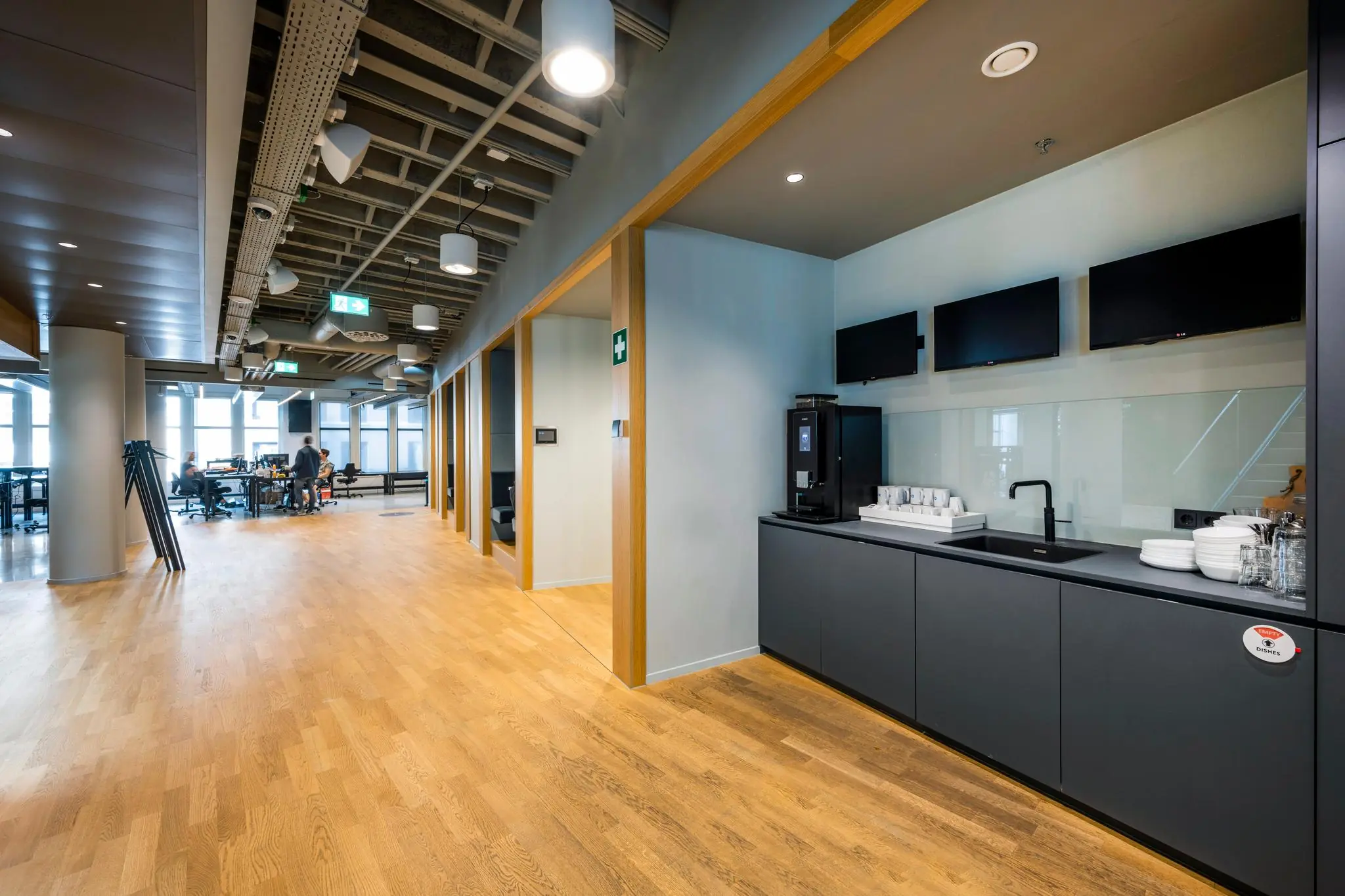 Moderne kantoorruimte aan het Rokin met een koffiecorner en open werkplekken.
