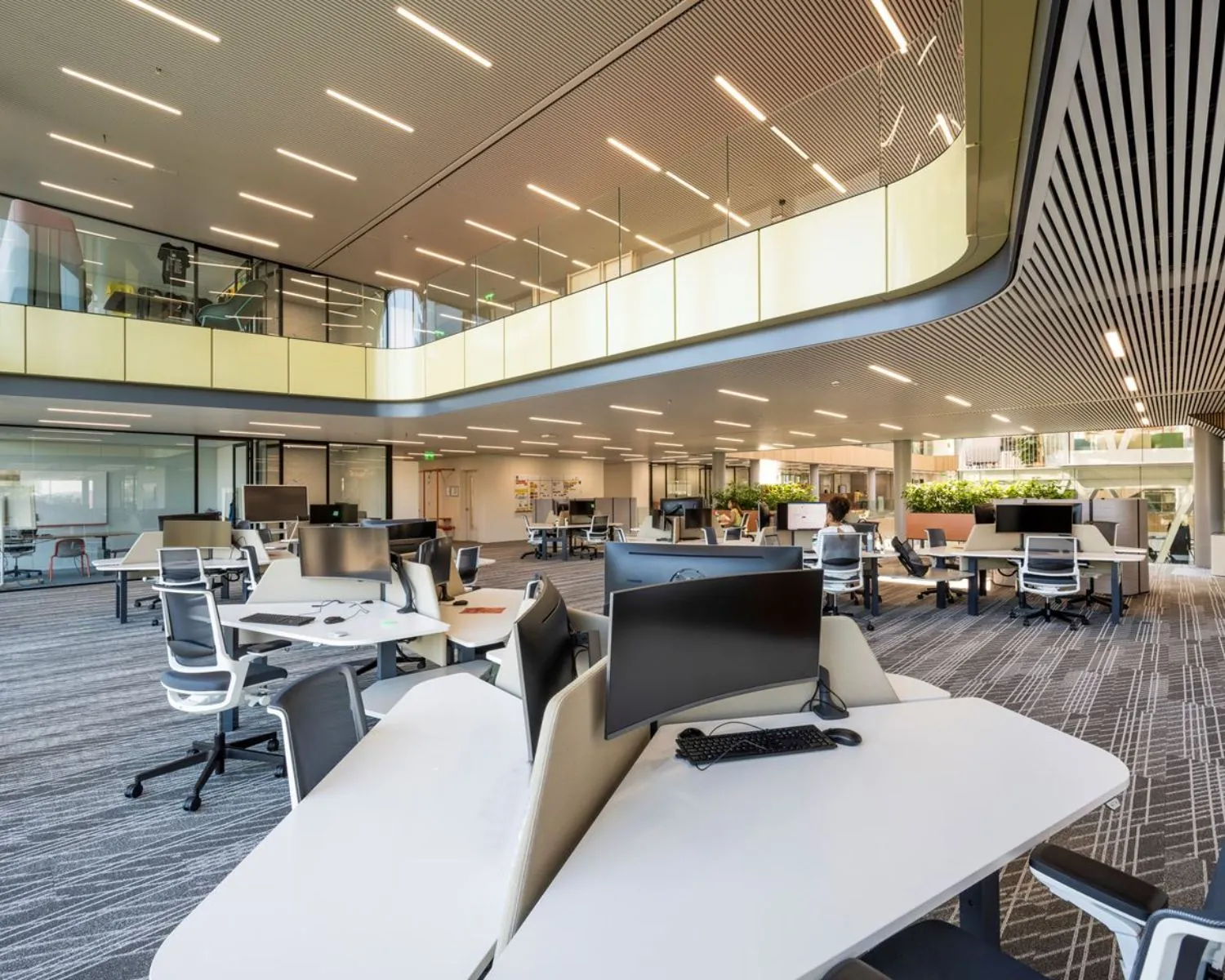 Moderne, ruime kantoorruimte met open werkplekken aan de Taurusavenue 165 in Hoofddorp.