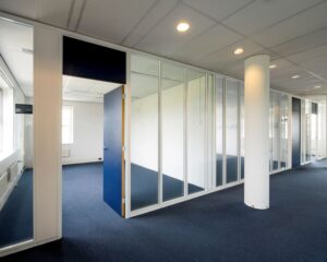 Moderne kantoorruimte met glazen scheidingswanden en blauwe deuren in Entrada 300, Amsterdam.