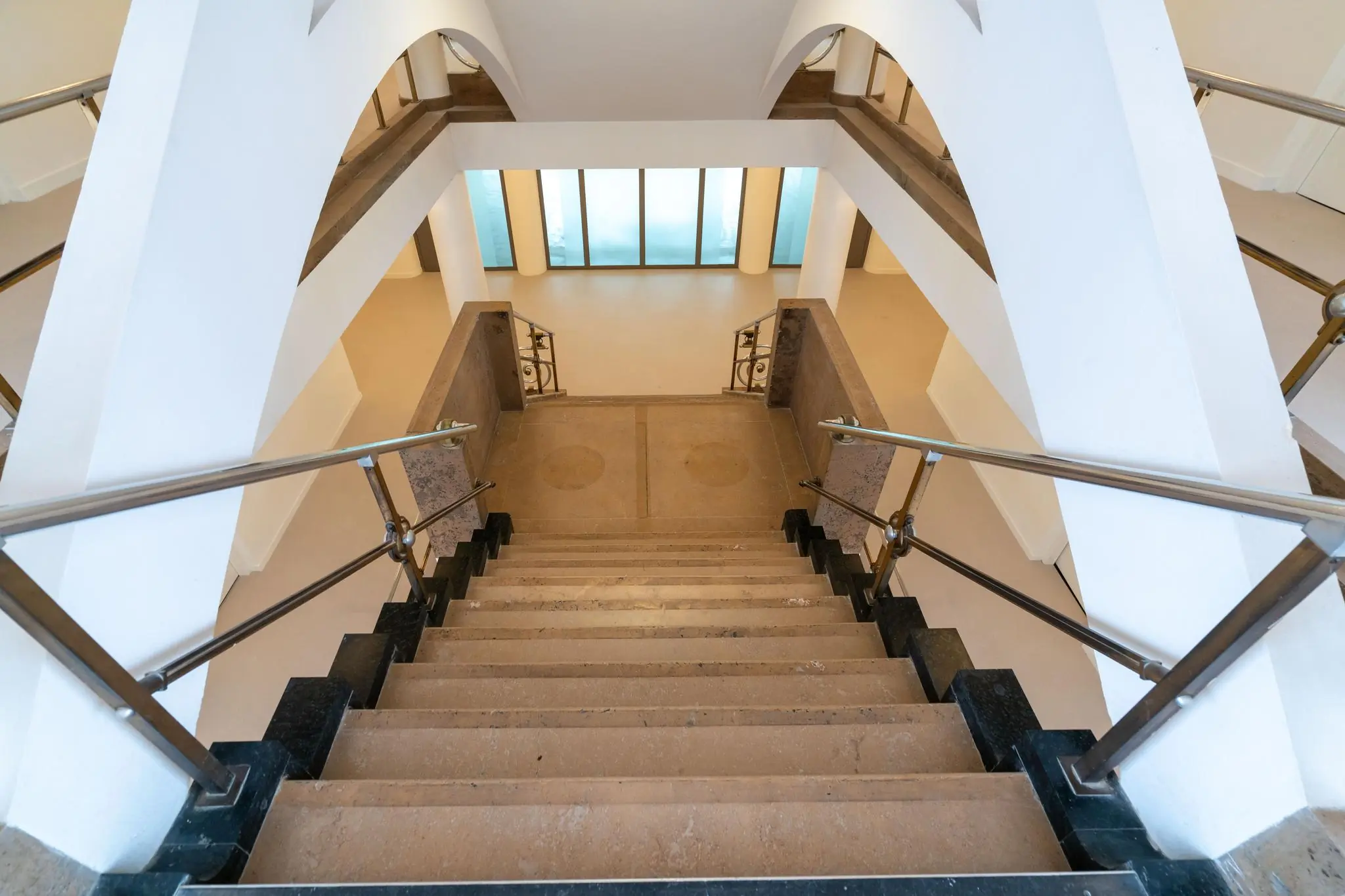 Trap met marmeren treden en metalen leuningen in een modern gebouw aan de Wassenaarseweg.