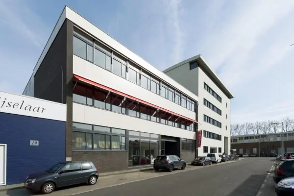 Bedrijfsverzamelgebouw aan de Helicopterstraat in een industriële omgeving met geparkeerde auto's.