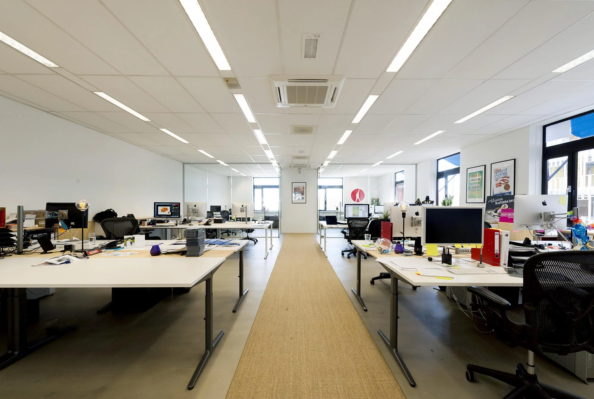 Modern open kantoor met meerdere werkplekken in Helicopterstraat.